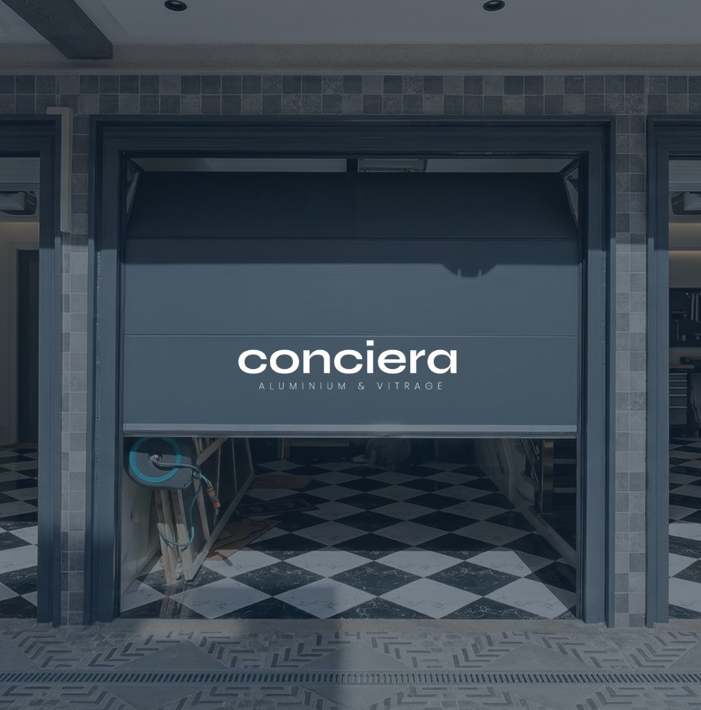 Porte de garage enroulable aluminium avec logo Conciera installée à Tanger