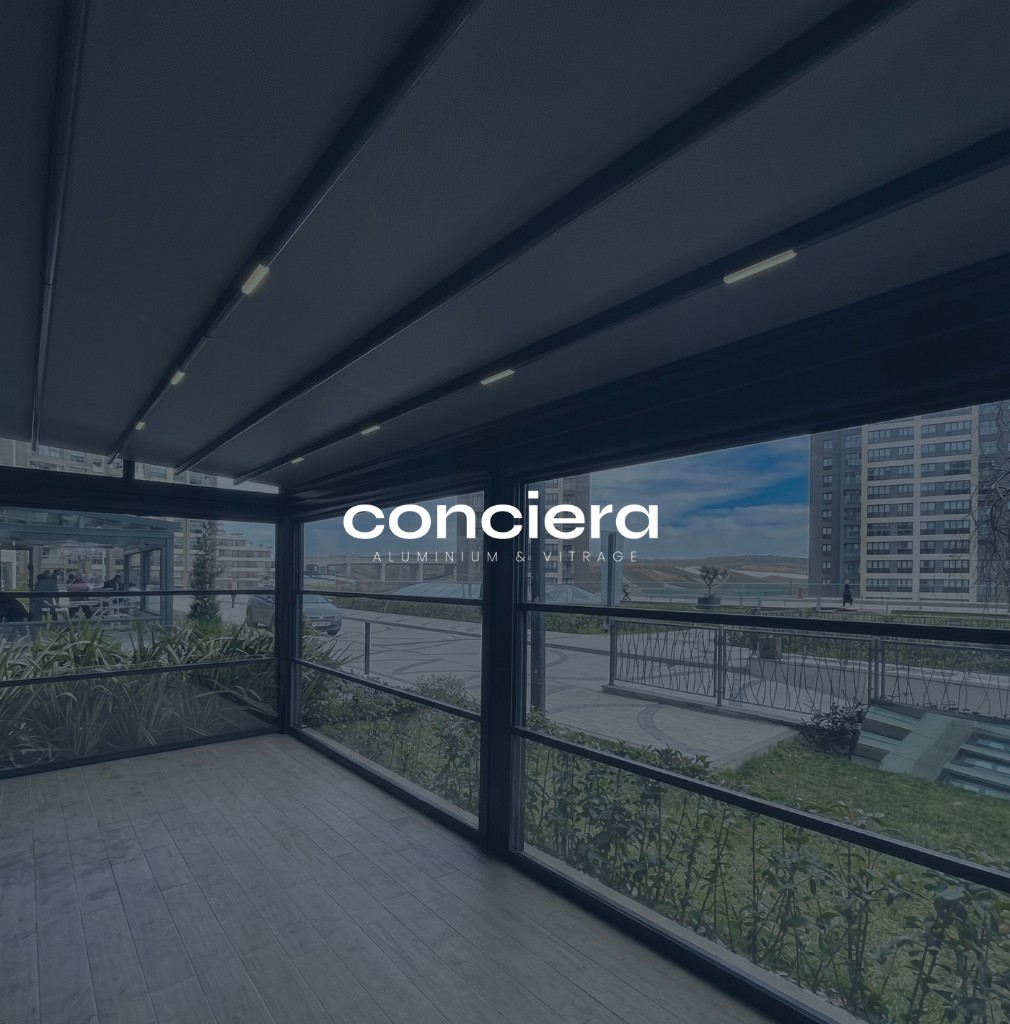 Fenêtre guillotine aluminium avec pergola bioclimatique au Maroc par Conciera