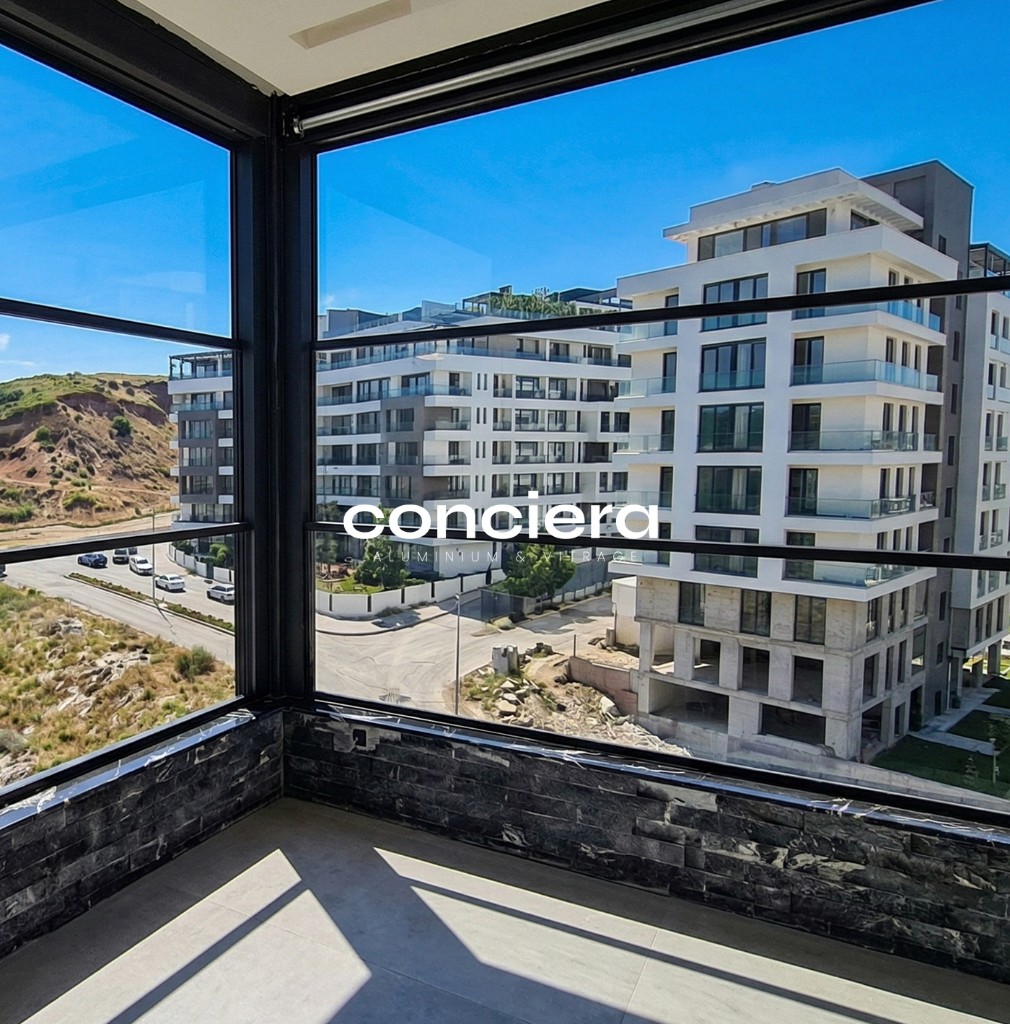 Vue intérieure fenêtre guillotine aluminium ouverte avec vue panoramique par Conciera